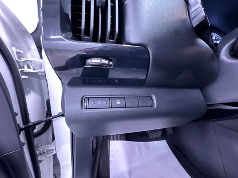 Used 2022 Nissan Pathfinder SV AWD/4WD image 16