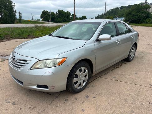 Used 2009 Toyota Camry LE FWD image 1