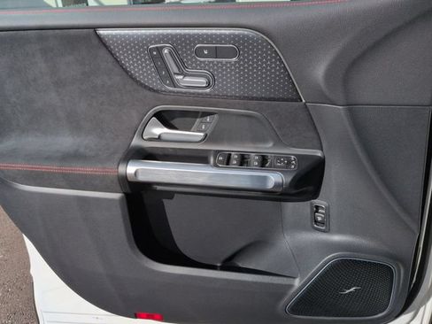 Used 2024 Mercedes-Benz EQB 300 4MATIC image 25