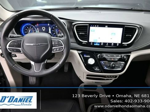 Used 2022 Chrysler Pacifica Touring-L FWD image 26
