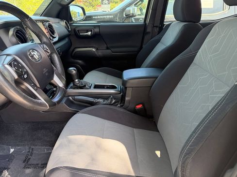 Used 2022 Toyota Tacoma TRD Off-Road RWD image 19