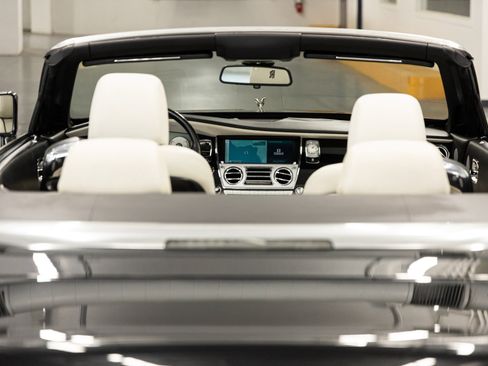 Used 2017 Rolls-Royce Dawn RWD image 25