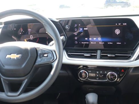 Used 2025 Chevrolet Trax LT image 14