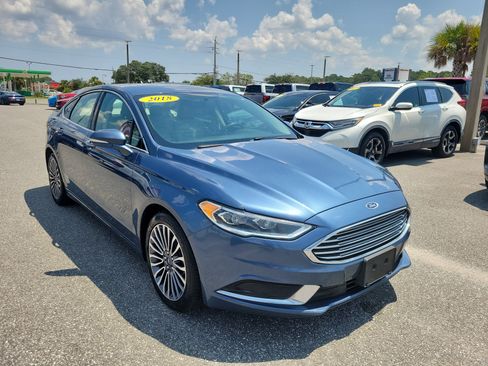 Used 2018 Ford Fusion SE w/ Fusion SE Technology Package FWD image 2