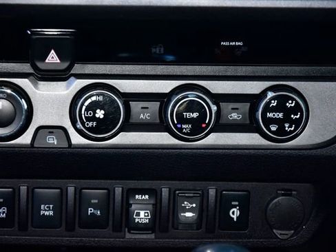 Used 2018 Toyota Tacoma TRD Off-Road image 22