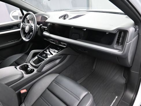 Certified 2024 Porsche Cayenne Coupe AWD/4WD image 32