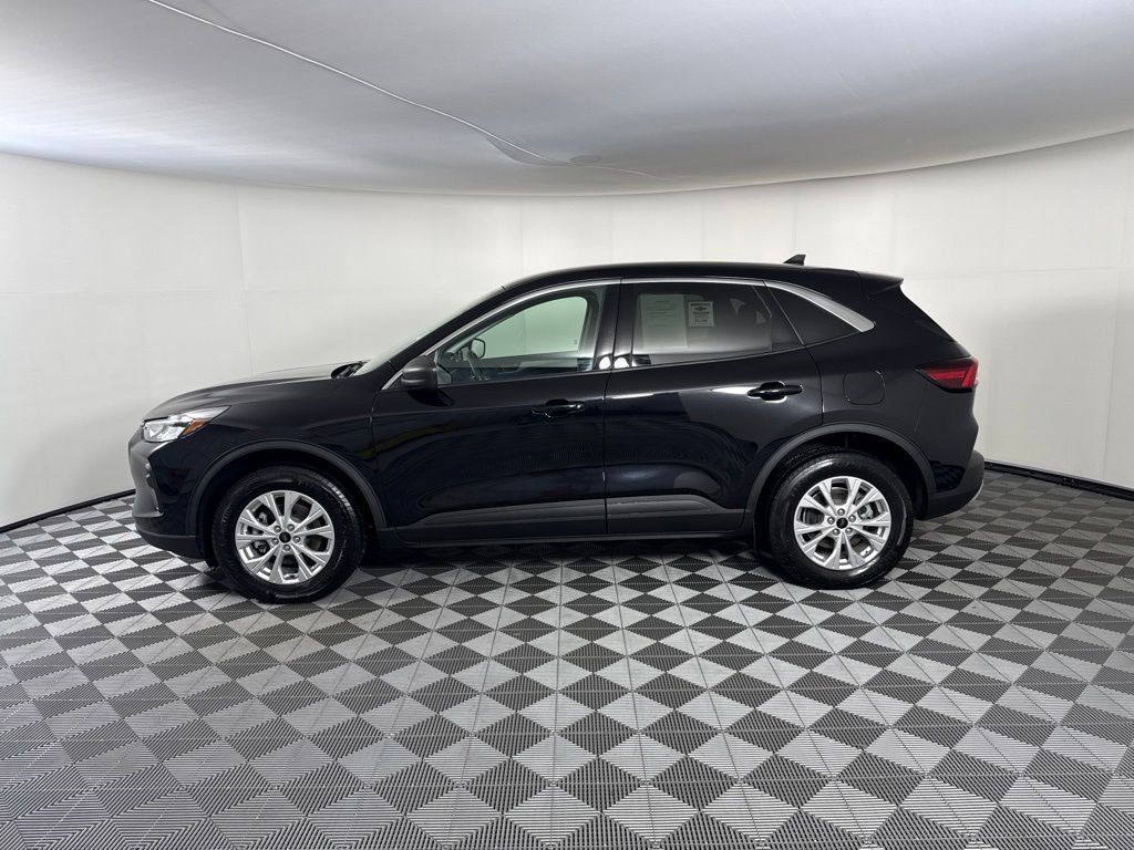Used 2023 Ford Escape Active AWD/4WD image 2