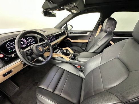 Certified 2024 Porsche Cayenne w/ Premium Package Plus (PFM) AWD/4WD image 4