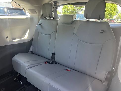 Used 2024 Toyota Sienna XLE w/ XLE Plus Package AWD/4WD image 18