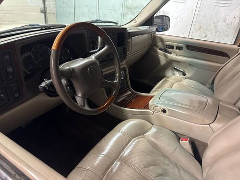 Used 2002 Cadillac Escalade EXT image 2
