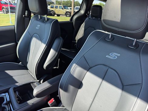 New 2026 Chrysler Pacifica Limited w/ S Appearance Package image 17