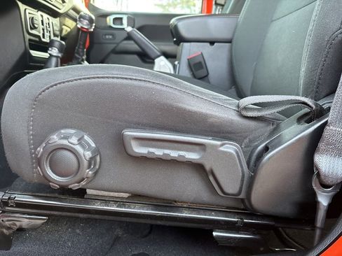 Used 2018 Jeep Wrangler Unlimited Sahara image 17