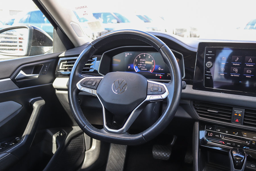 Used 2025 Volkswagen Jetta SE FWD image 14