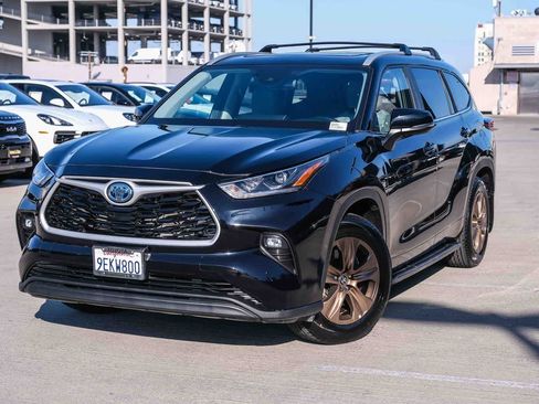 Used 2023 Toyota Highlander Bronze Edition FWD image 1