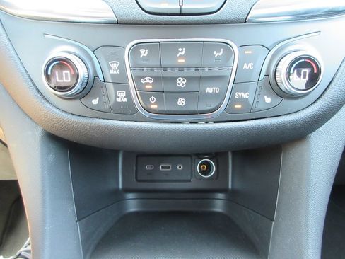 Used 2024 Chevrolet Equinox LT AWD/4WD image 30