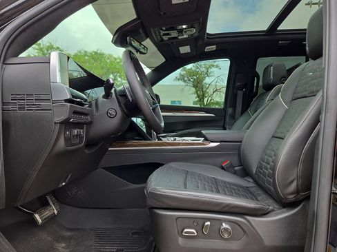 Certified 2026 Cadillac Escalade Platinum Sport w/ LPO, ONYX Package AWD/4WD image 16