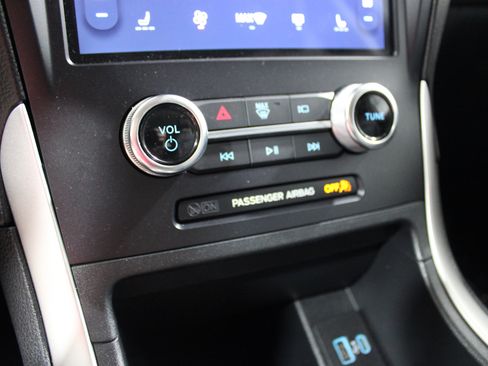 Used 2024 Ford Edge SEL AWD/4WD image 16