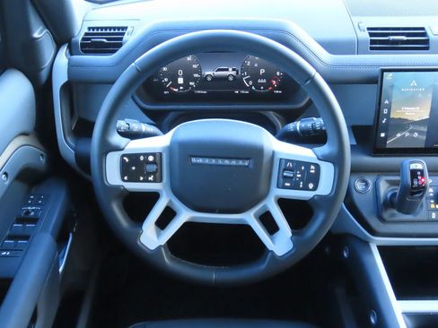 Used 2025 Land Rover Defender 110 X-Dynamic SE image 6