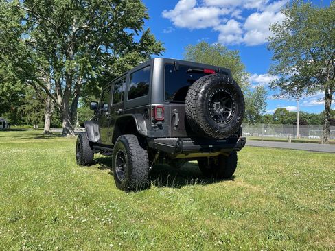 Used 2014 Jeep Wrangler Unlimited Rubicon w/ Connectivity Group AWD/4WD image 10
