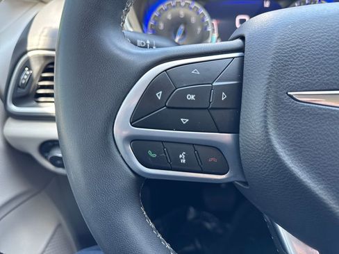 Used 2023 Chrysler Pacifica Touring-L FWD image 15