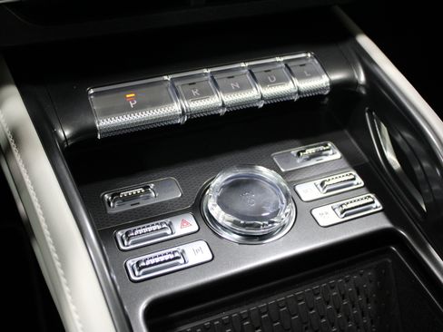 Used 2025 Lincoln Nautilus Premier AWD/4WD image 16