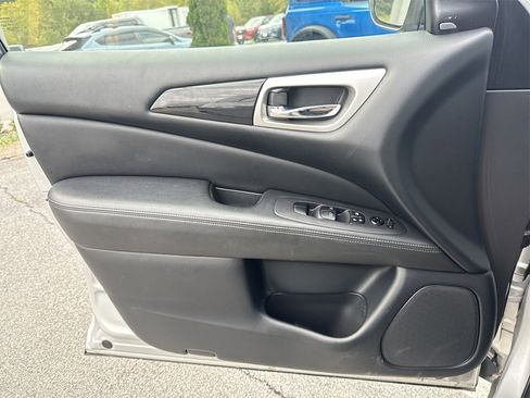 Used 2020 Nissan Pathfinder SV image 20