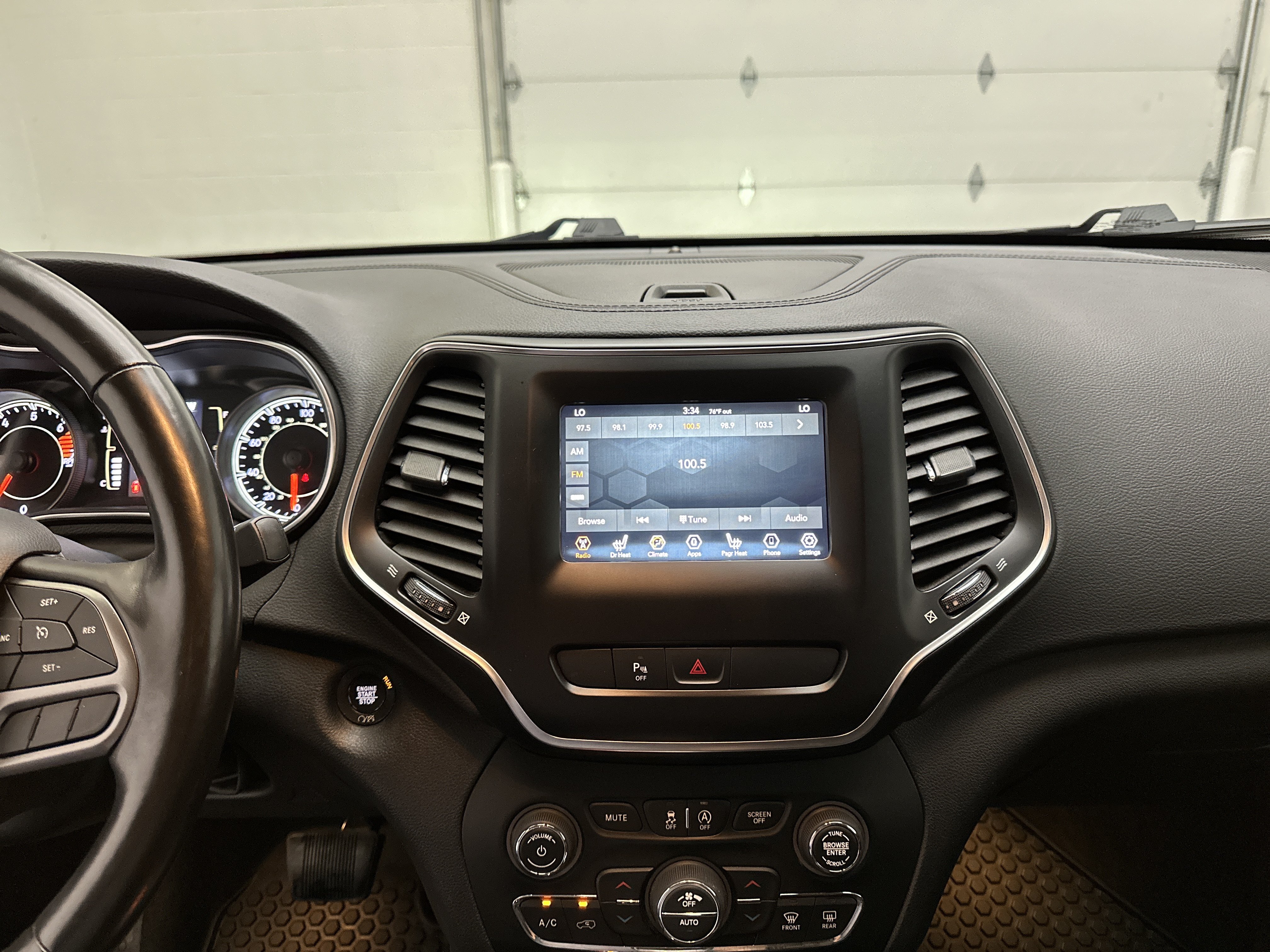 Used 2020 Jeep Cherokee Latitude Plus w/ Comfort/Convenience Group AWD/4WD image 9