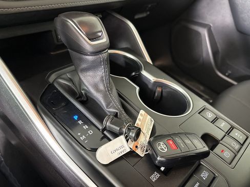 Used 2025 Toyota Highlander XLE AWD/4WD image 24