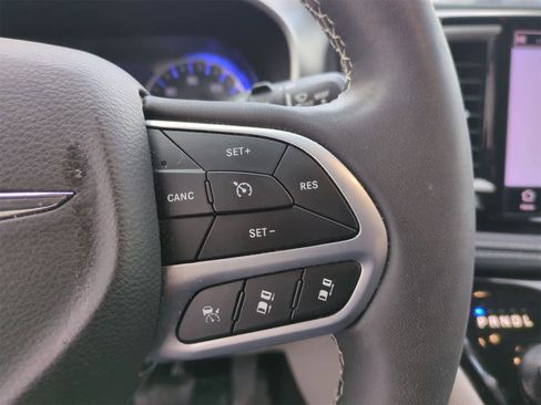 Used 2023 Chrysler Pacifica Touring-L image 24