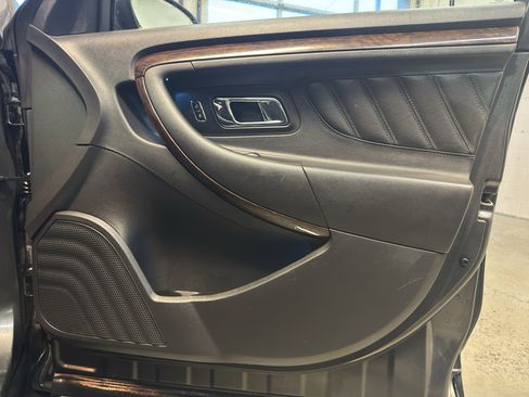 Used 2017 Ford Taurus Limited FWD image 21