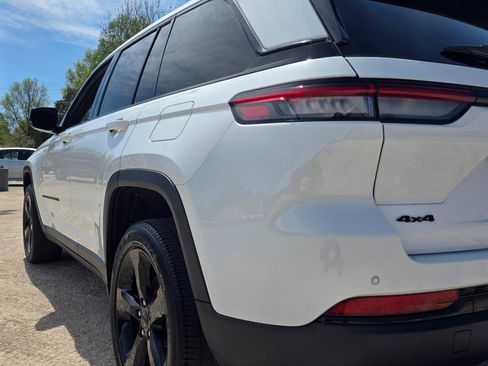 Used 2023 Jeep Grand Cherokee Altitude AWD/4WD image 15