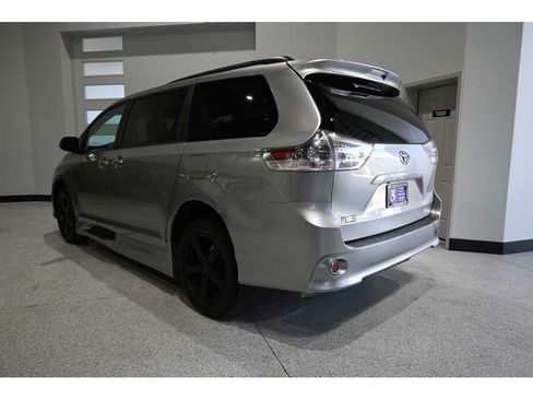 Used 2013 Toyota Sienna SE FWD image 8