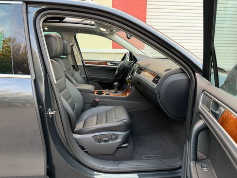 Used 2012 Volkswagen Touareg Sport AWD/4WD image 78