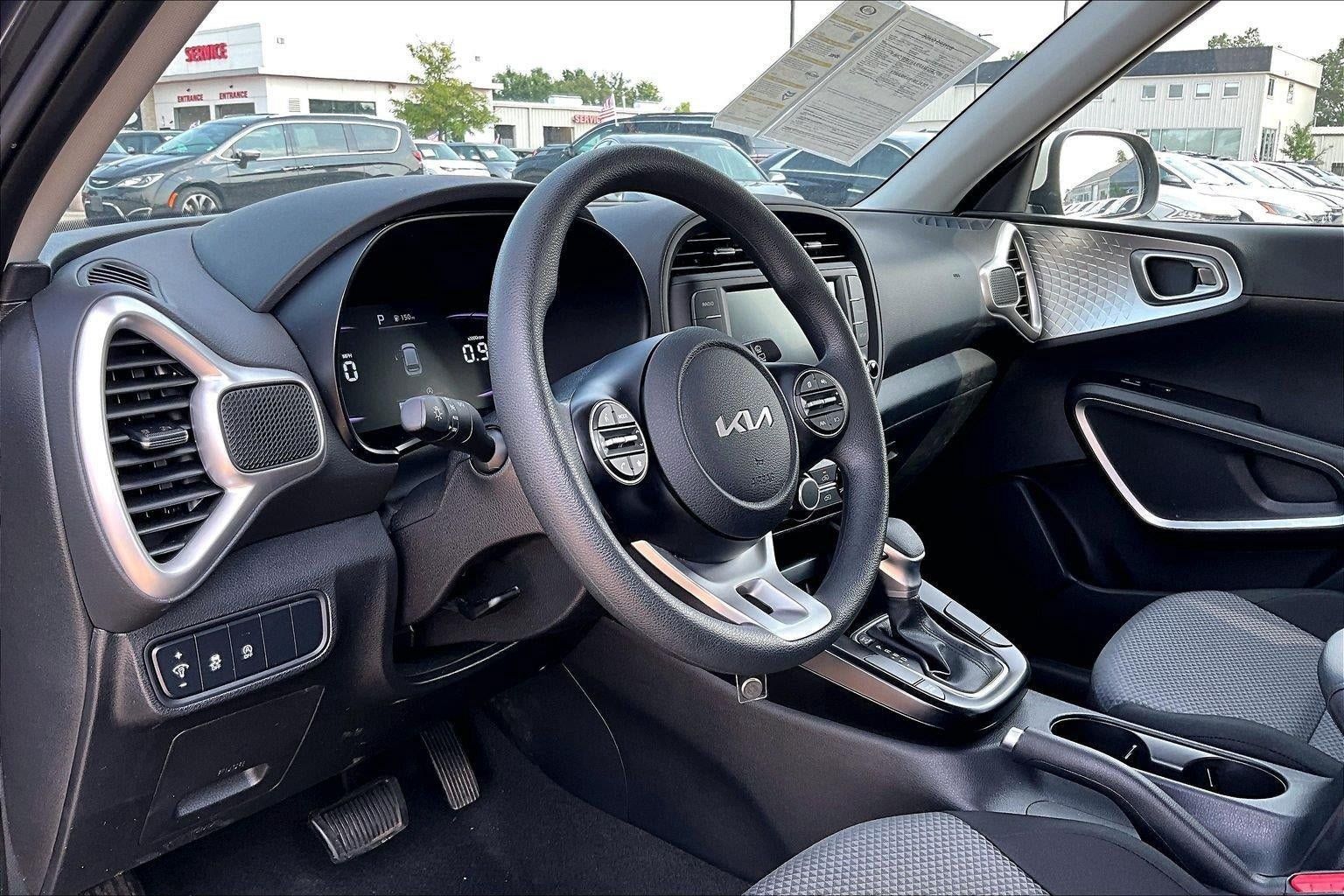 Used 2025 Kia Soul LX w/ LX Technology Package FWD image 16