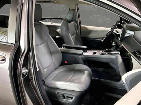 Used 2023 Toyota Sienna XLE w/ XLE Plus Package FWD image 19