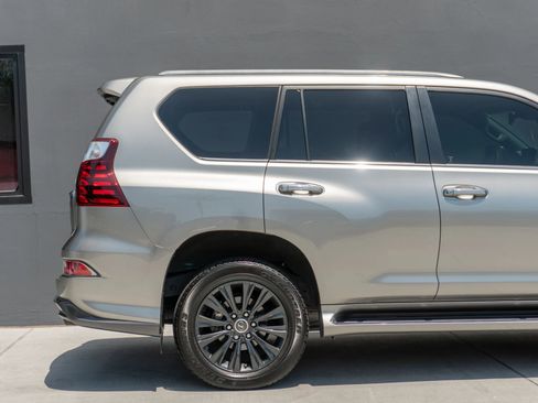 Used 2022 Lexus GX 460 Premium w/ Accessory Package AWD/4WD image 16