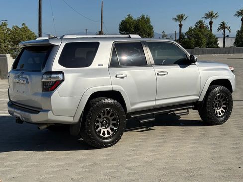 Used 2018 Toyota 4Runner SR5 AWD/4WD image 3