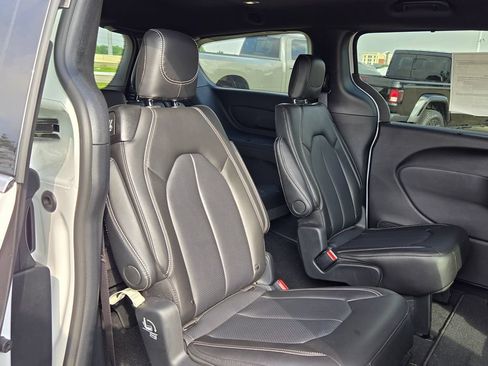 New 2026 Chrysler Pacifica Select FWD image 28