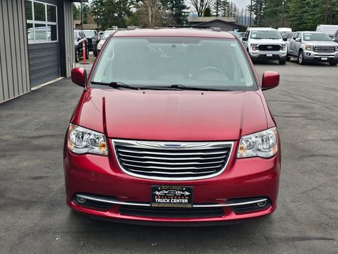 Used 2016 Chrysler Town & Country Touring w/ Driver Convenience Group image 2