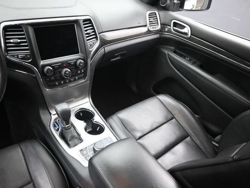Used 2018 Jeep Grand Cherokee Overland AWD/4WD image 15