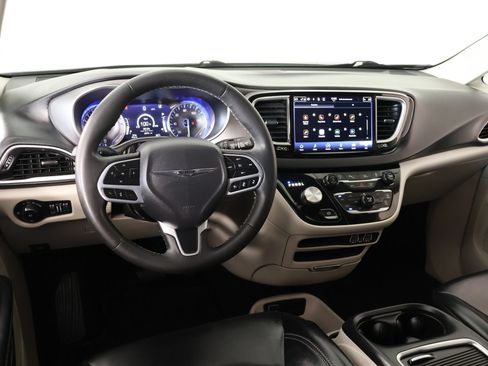 Used 2023 Chrysler Pacifica Touring-L FWD image 2