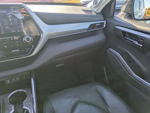 Certified 2022 Toyota Highlander Platinum image 19