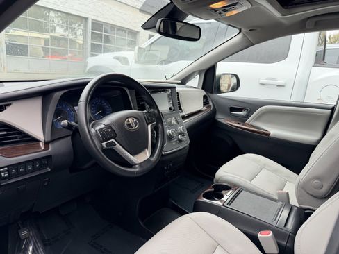 Used 2019 Toyota Sienna Limited Premium image 3