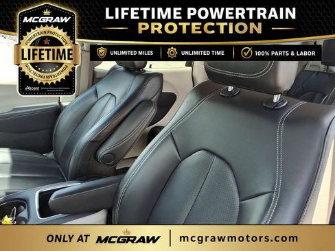 Used 2023 Chrysler Pacifica Touring-L FWD image 16