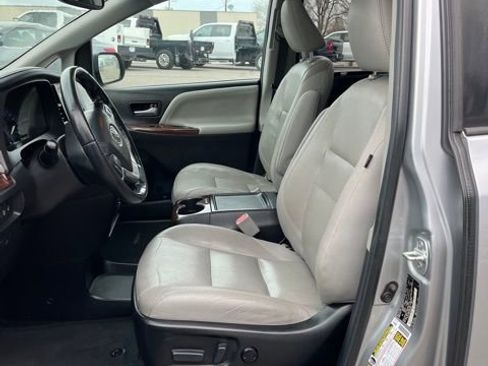 Used 2017 Toyota Sienna Limited image 35