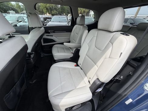Certified 2023 Kia Telluride S w/ S Sunroof Package AWD/4WD image 13