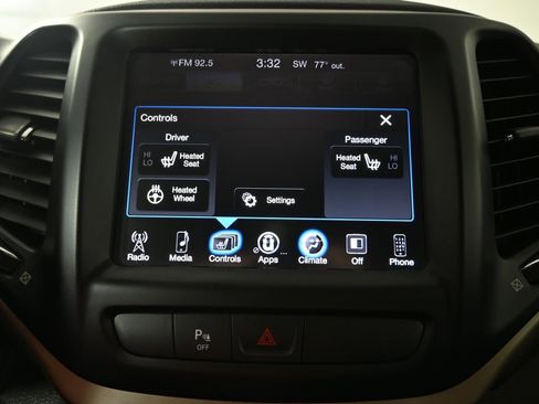 Used 2017 Jeep Cherokee Latitude w/ Safety/Convenience Group AWD/4WD image 29