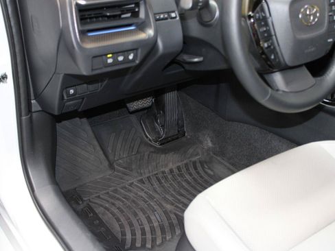 Used 2024 Toyota Prius XLE FWD image 46