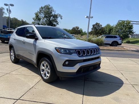 Used 2024 Jeep Compass Latitude AWD/4WD image 2