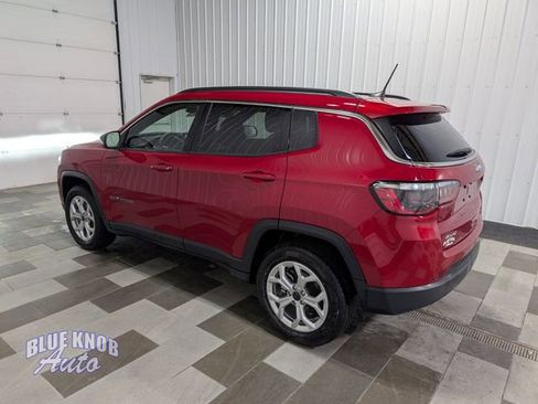 Used 2025 Jeep Compass Latitude AWD/4WD image 2